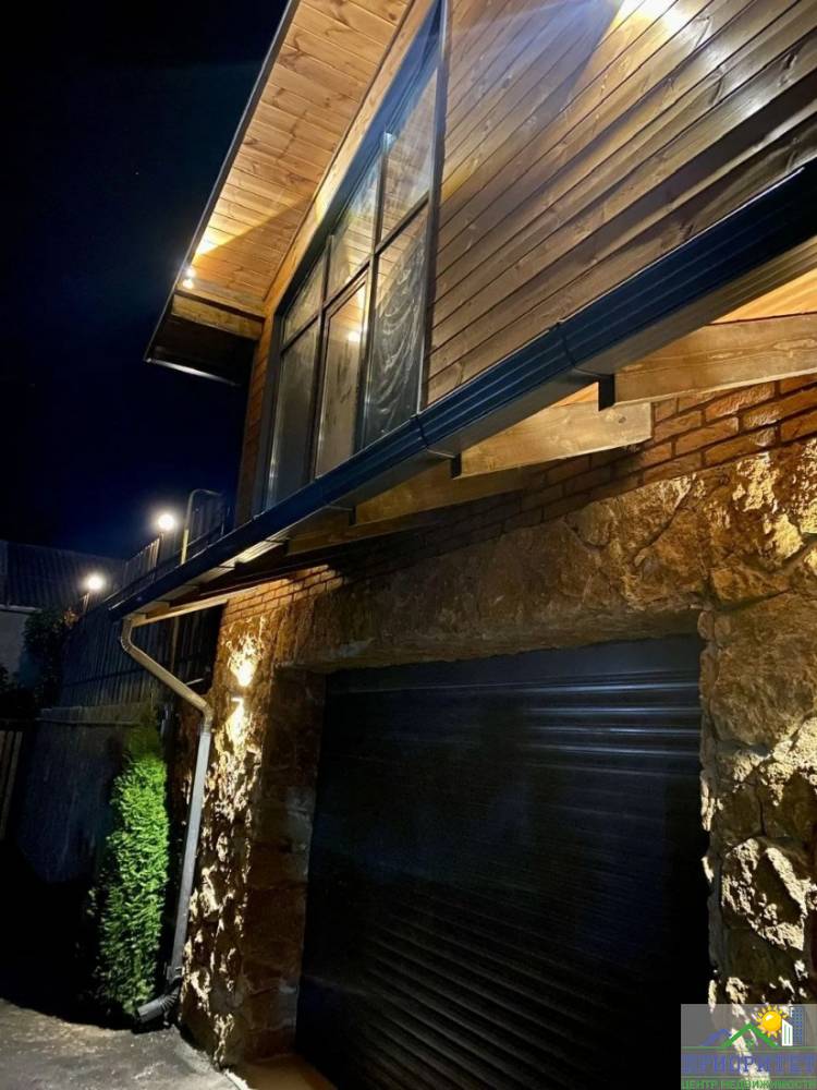 photo_5271857741079189720_y