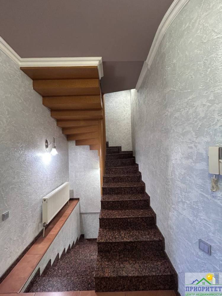 photo_5285342787337393209_y